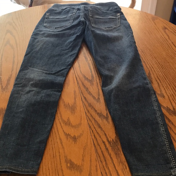 Woman’s size 9 distressed jeans!!! - Picture 3 of 3